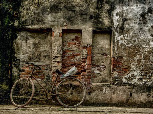 自行车停在灰色的混凝土墙高清壁纸旁边