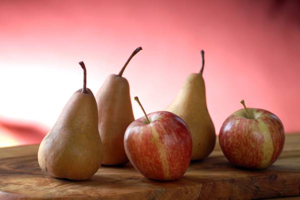 苹果和梨木桌高清壁纸