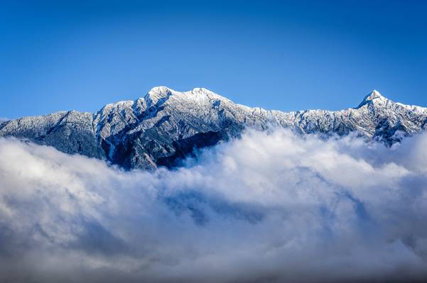 在一天的时间,蓝色的天空下,白色的雪山与白云下的摄影,玉山高清壁纸