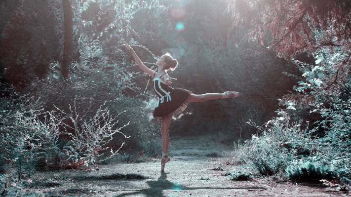 芭蕾舞女演员在森林高清壁纸跳舞的黑色礼服
