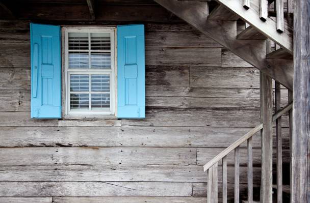 白色和青色的木制窗口在白天高清壁纸打开