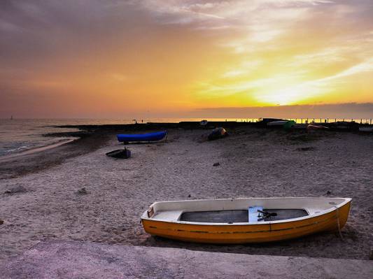 木船在日落期间,海洋附近的海湾圣马力诺高清壁纸