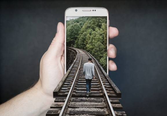 男性在灰色长袖衬衫走在足迹轨道智能手机应用程序照片高清壁纸