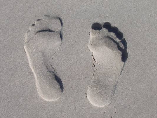 人类在沙滩上的脚印高清壁纸