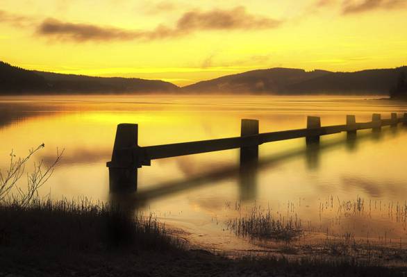 在金色的小时高清壁纸期间湖平静的身体上的木码头
