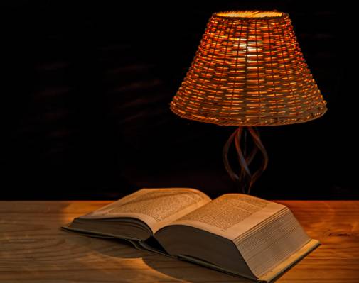棕色柳条吊灯台灯和阅读本书上棕色木制桌面高清壁纸