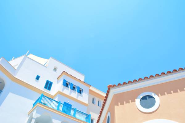 白色和棕色混凝土房子在蓝蓝的天空下高清壁纸