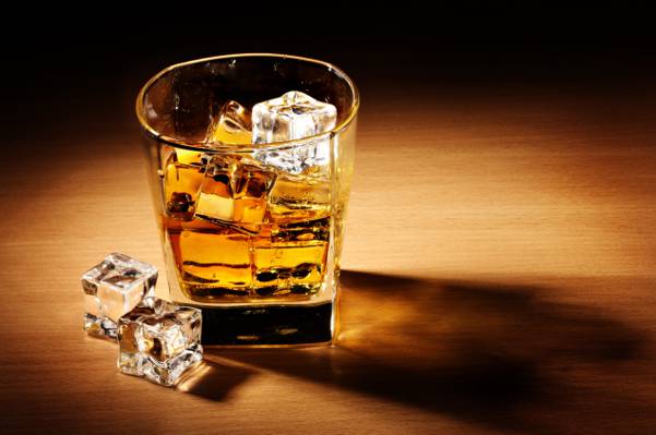 表,冰,玻璃,喝,威士忌酒,阴影,多维数据集,酒精
