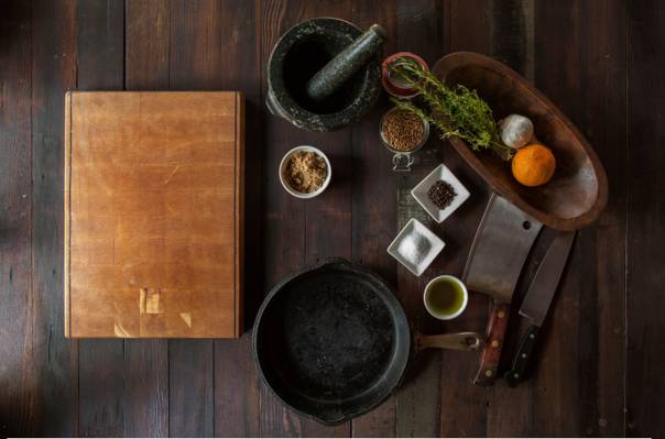 黑砂浆和杵,棕色的木制砧板,黑色的油炸扇和两个银色的厨房刀高清壁纸
