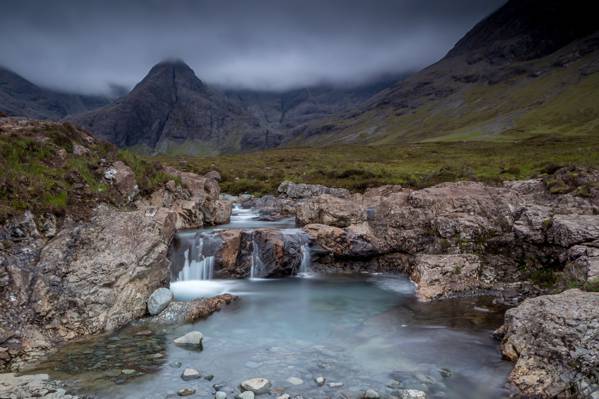 河流在由岩石围绕的绿色山的照片,苏格兰高清壁纸