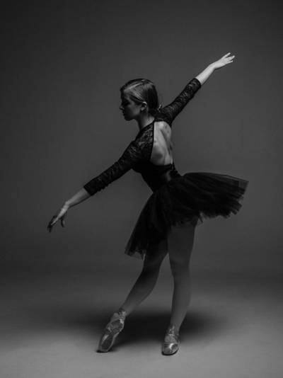 芭蕾舞女演员高清壁纸的灰度照片