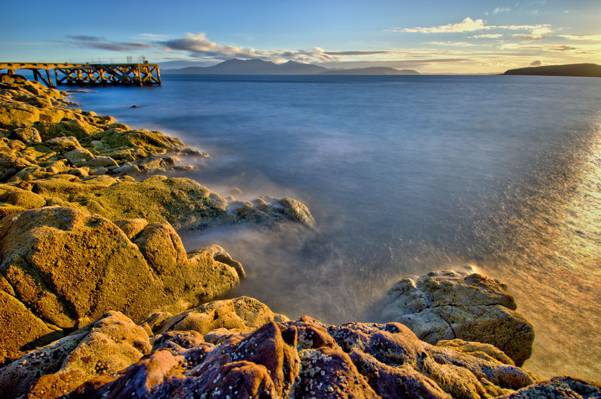 棕色石头在日落期间海洋旁边,阿兰高清壁纸
