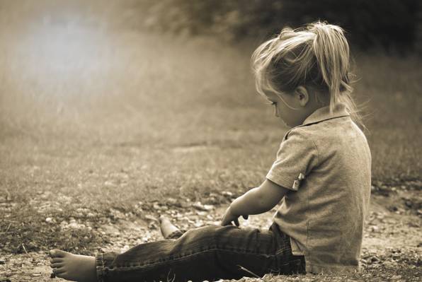 女孩灰色马球衬衫与黑色粗斜纹棉布牛仔裤坐在白色的草地上高清壁纸