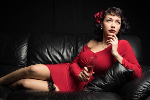 躺在沙发上的红裙子的女人高清壁纸