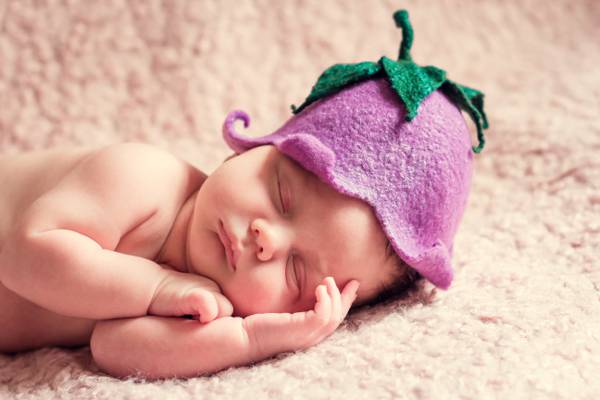 宝贝穿着紫色的花帽高清壁纸