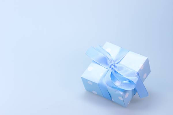 方形蓝色和白色波尔卡圆点礼物高清壁纸