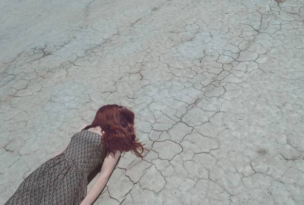 在白天高清壁纸躺在地上的棕色衣服的女人