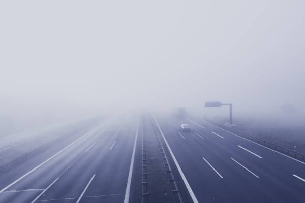 高速公路上的黑色汽车与雾高清壁纸