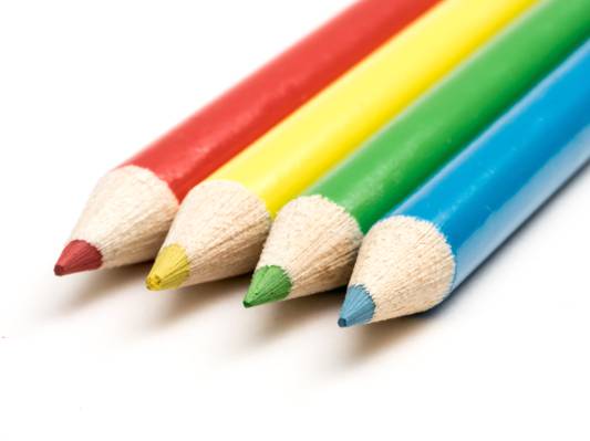 四个蓝色,绿色,黄色和红色的彩色铅笔高清壁纸