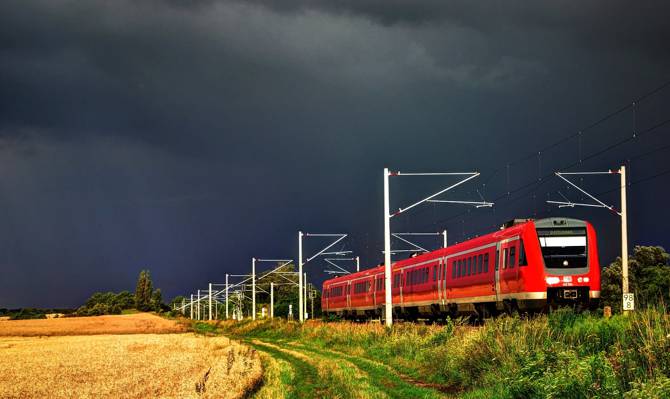 红色火车附近麦田与nimbostratus云照片高清壁纸