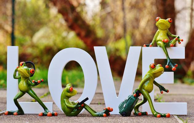 四个红眼青蛙小雕像附近白色的爱情剪影免费站立信件高清壁纸