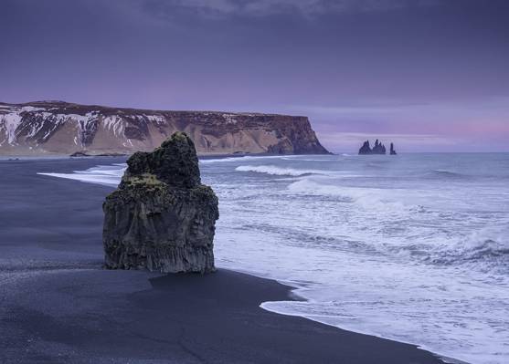 在清澈的天空,黑海滩,冰岛高清壁纸下海附近的海洋股票
