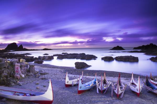 在紫色的云海蓝天下,海边的七艘船ponso高清壁纸
