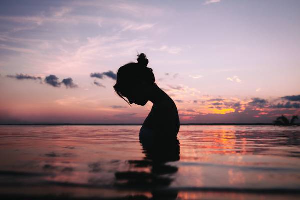 一个女人在日落时高清壁纸水体中的轮廓