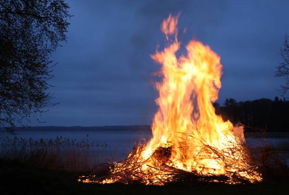 在夜间高清壁纸的水体附近篝火