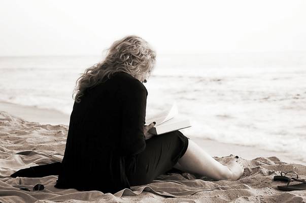靠近海边读书的女人高清壁纸