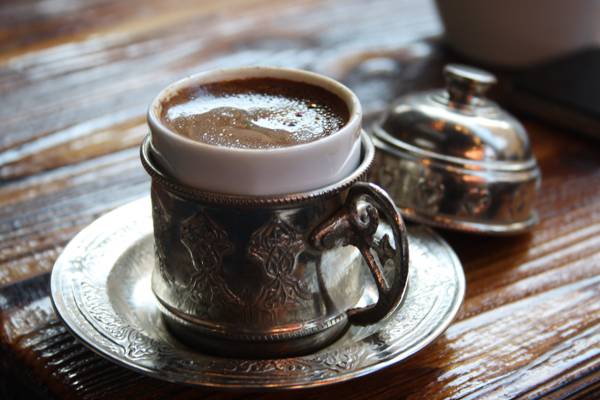 充满咖啡的不锈钢茶杯放在桌子顶上,土耳其高清壁纸