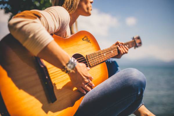 在白天时间高清壁纸水旁边的女人玩dreadnought声学吉他