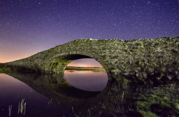 在晚上时间高清壁纸水混凝土桥下的全景照片