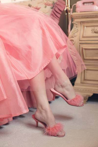 女人在粉红色的连衣裙和粉红色的皮毛线泵高清壁纸