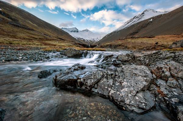 河与岩石在遥远的山,冰岛高清壁纸