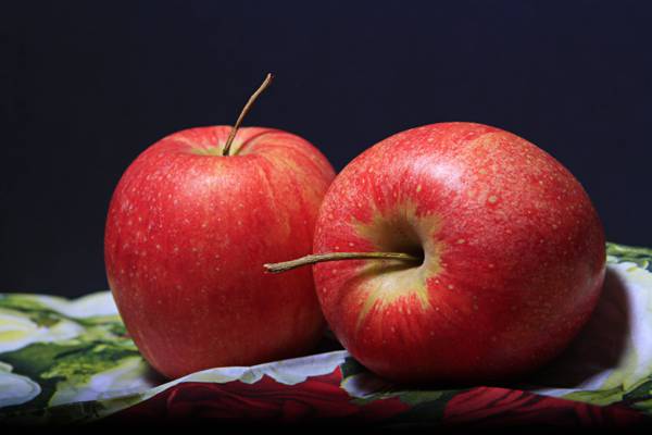 两个红苹果高清壁纸