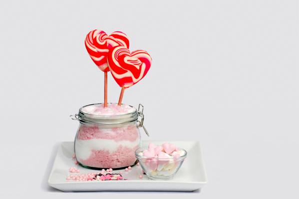 在白色和粉红色的沙子高清壁纸清除玻璃罐子上的一根棍子上的红色和白色糖果心