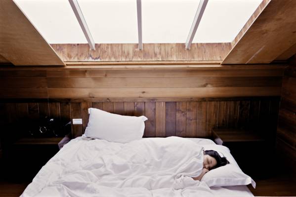 女人睡在白色的床垫高清壁纸