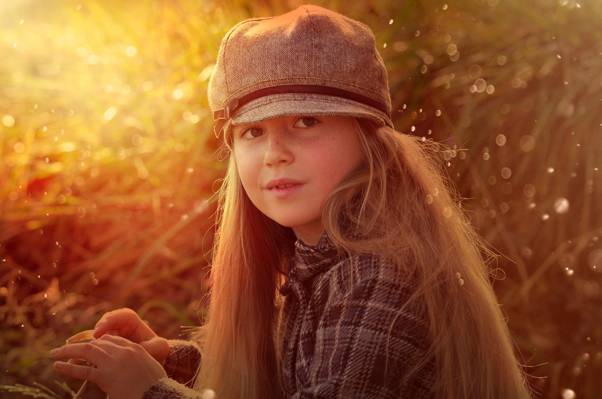 女孩在附近的绿草高清壁纸的灰色帽子