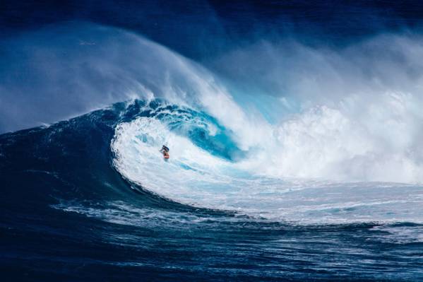 在海浪高清壁纸骑冲浪板的人的照片