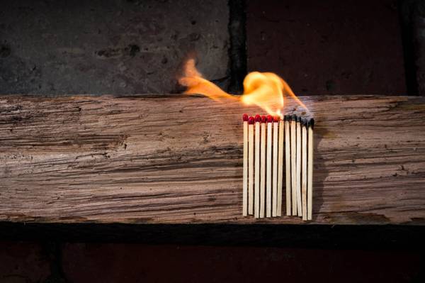 时间推移照片的火柴上木板高清壁纸的火灾