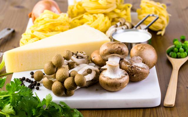 面食,蘑菇,香料,蔬菜,蘑菇,奶酪,蘑菇,奶酪