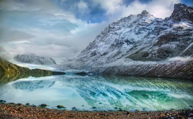 风景反射摄影的雪山和河高清壁纸