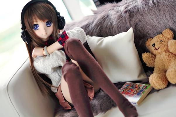 动漫女孩真人大小的行动图坐在沙发旁边的棕熊毛绒玩具高清壁纸
