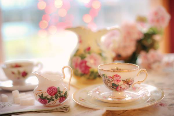 白色和粉红色的花卉陶瓷杯子和碟子桌上高清壁纸