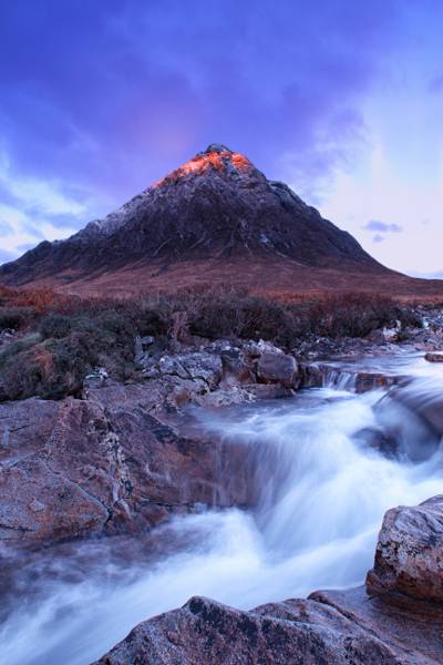低角度视图的活泼的火山附近荡漾的水体,苏格兰高清壁纸