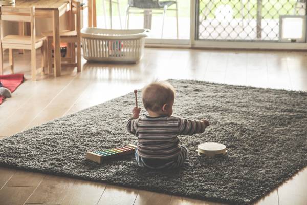 宝贝男孩玩灰色地毯上的木琴高清壁纸