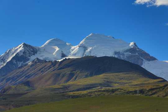 西藏念青唐古拉山峦自然风光图片