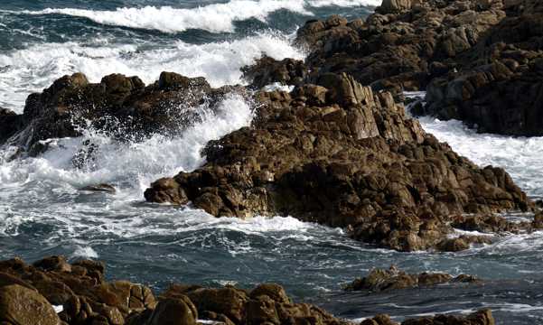 撒丁岛海潮岩石图片
