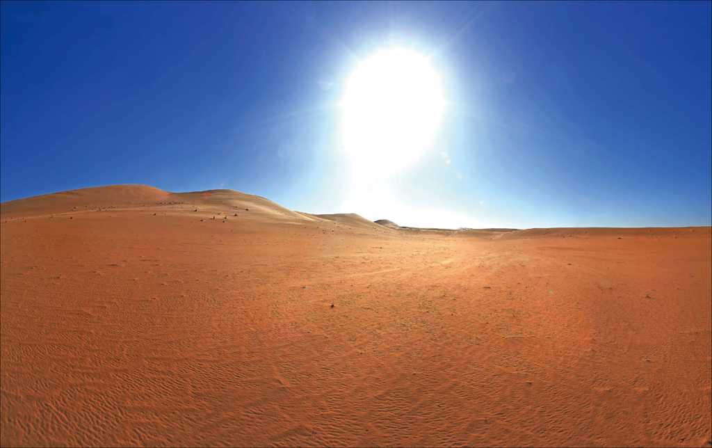 炎阳下的大漠图片